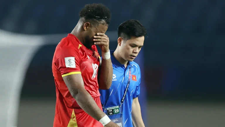 Xuân Son bật khóc rời sân: Nỗi đau thể xác và thử thách lớn cho tuyển Việt Nam